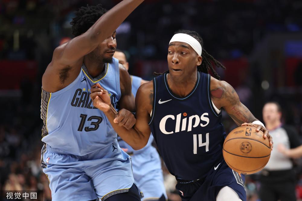 球员齐聚一 球员齐聚一